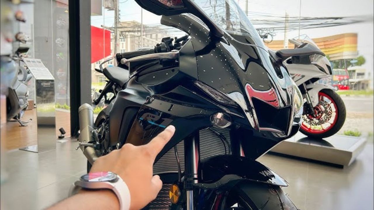 Yamaha R15 4V